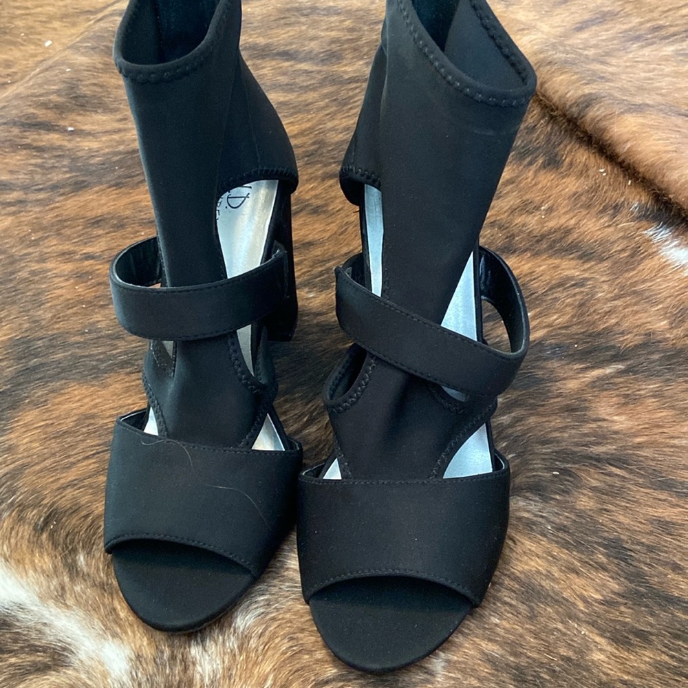 BLACK OPEN TOED HEEL